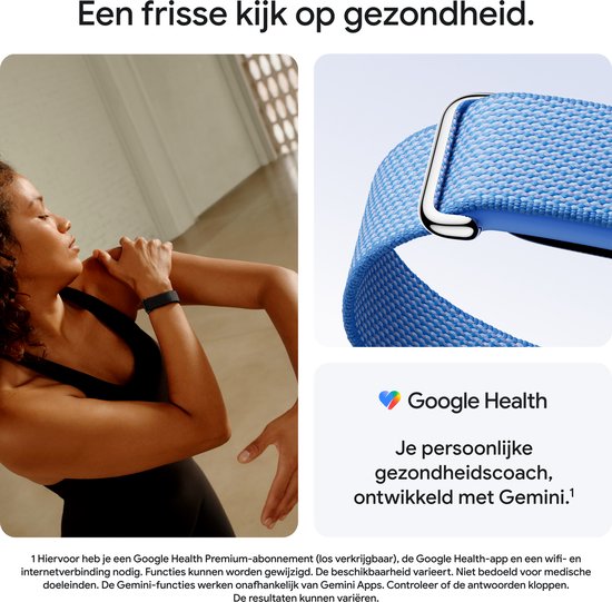 Vrouw doet yoga, met close-up van een lichtblauwe band om haar pols.