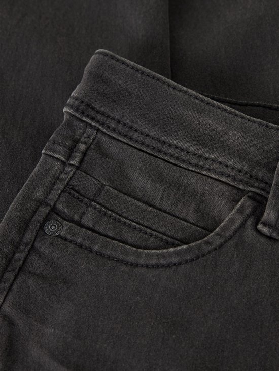 Close-up van de tailleband en zak van een donkergrijze jeans.