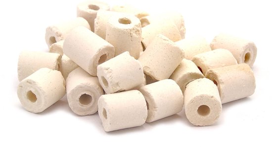 Close-up van witte, poreuze keramische filterbuisjes.