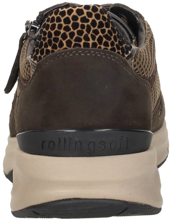 Achterkant van een bruine sneaker met luipaardprint kraag en 'rollingsoft' op de hak.