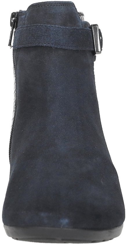 Vooraanzicht van blauwe suède enkellaars met gespdetail.