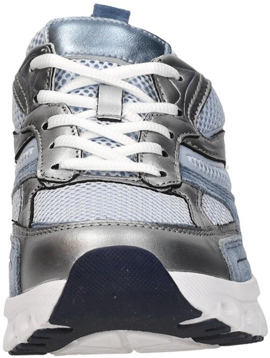 Vooraanzicht van een lichtblauwe Gabor Rollingsoft sneaker met zilveren details en witte veters.