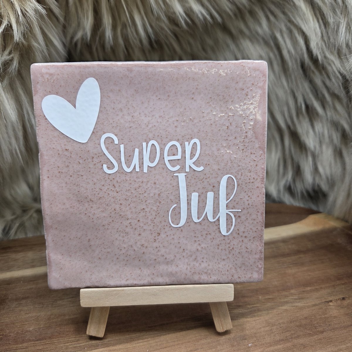 CreaCraft Robuust Wenstegeltje – Super Juf – Cadeau einde schooljaar, Juffendag, afscheid of zomaar – Trendy nu – Wanddecoratie – Sfeervol en Persoonlijk – Zomaar - Incl standaard - Ingepakt cadeauverpakking Robuust lichtroze/Wit