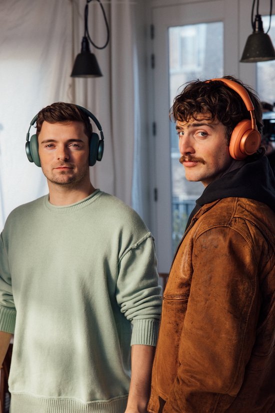 Twee mannen met koptelefoons; één met een groene, de ander met een oranje.