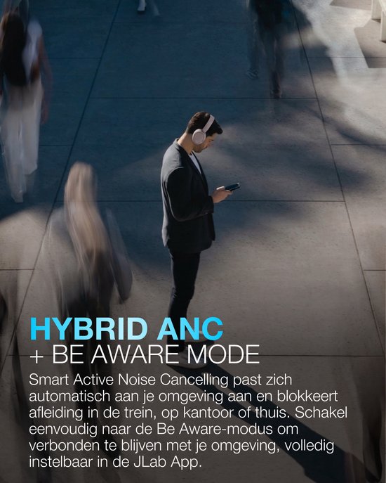 Man met roze koptelefoon, kijkend naar smartphone, op drukke straat, tekst 'Hybrid ANC + Be Aware Mode'.