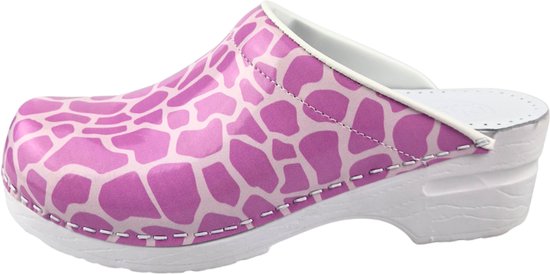 Zijaanzicht van een roze klomp met witte giraffe-print, witte zool en witte bies.