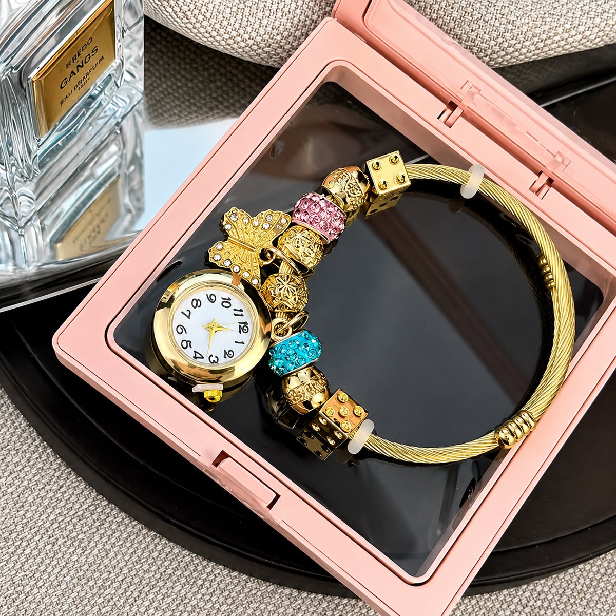 Selevie Bedelarmband met Horloge – Goudkleurig met Vlinder, Roze en Turquoise Strass Kralen en Luxe Bedels