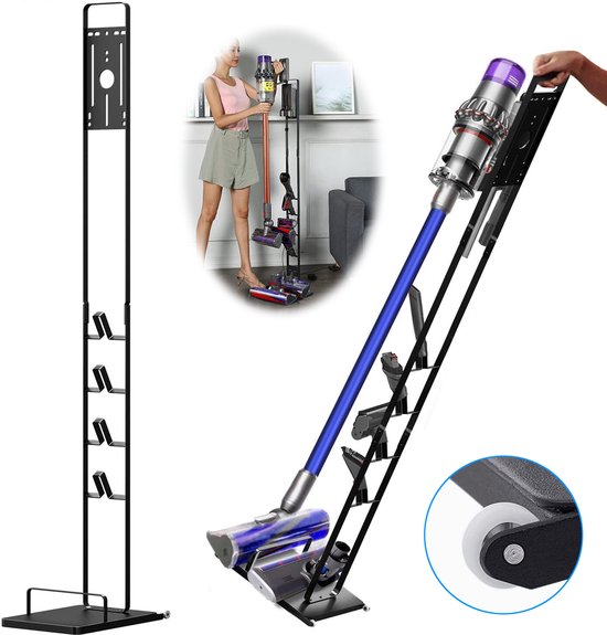 Vrouwen met een roze top en grijze shorts die een Dyson stofzuiger uit een zwart opbergrek halen. Bevat detailopname van de wielen.