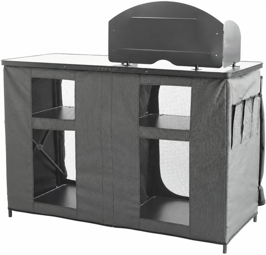 Grijze campingkast met open vakken, zichtbare planken, werkblad en windscherm.