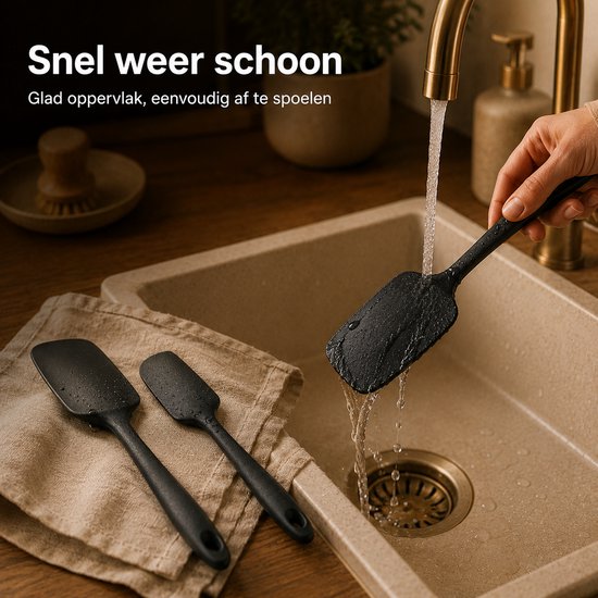 Une spatule noire est rincée sous le robinet. Deux autres spatules sont posées sur un linge à côté de l'évier.