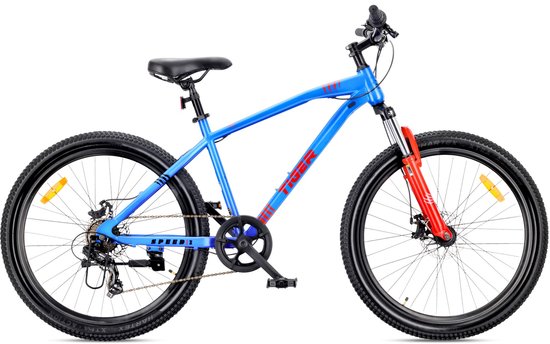 Blauwe mountainbike met rode voorvork en 'TIGER' logo. Volledig zichtbaar op witte achtergrond.