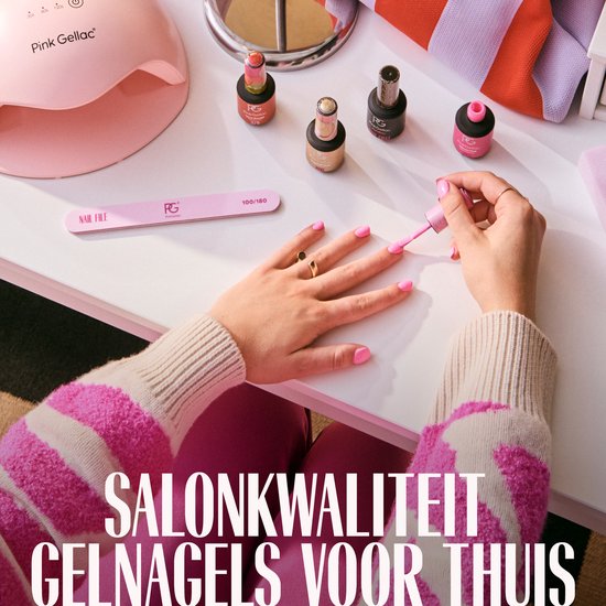Handen met roze gelnagels, een UV-lamp en gelnagellak flessen. Salonkwaliteit gelnagels voor thuis.