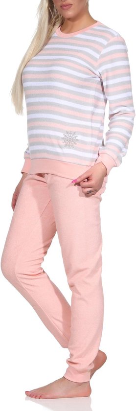 Damespyjama met lange mouwen en een ronde hals, met horizontale strepen in wit, grijs en roze. De broek is effen roze.