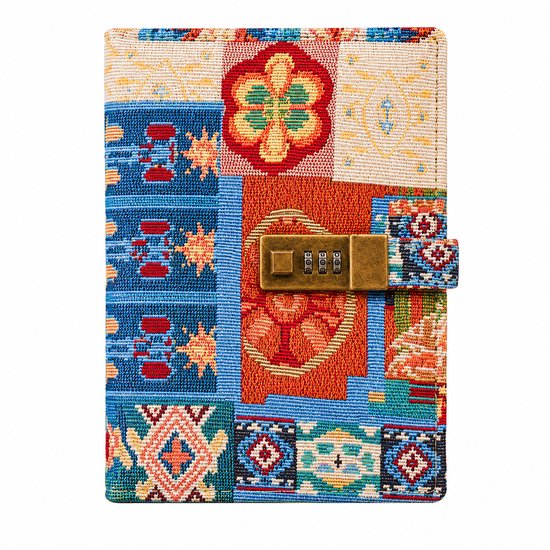 Geborduurd dagboek met patchwork-ontwerp in rood, blauw, geel en oranje, met een goudkleurig cijferslot.
