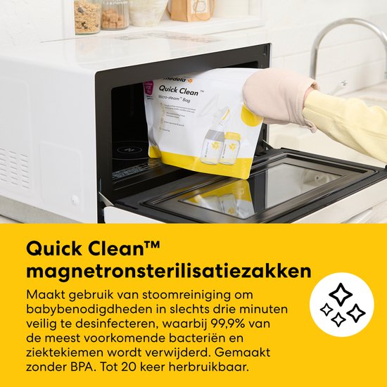 Een hand met een ovenwant plaatst een Medela Quick Clean magnetronsterilisatiezakje in een magnetron.