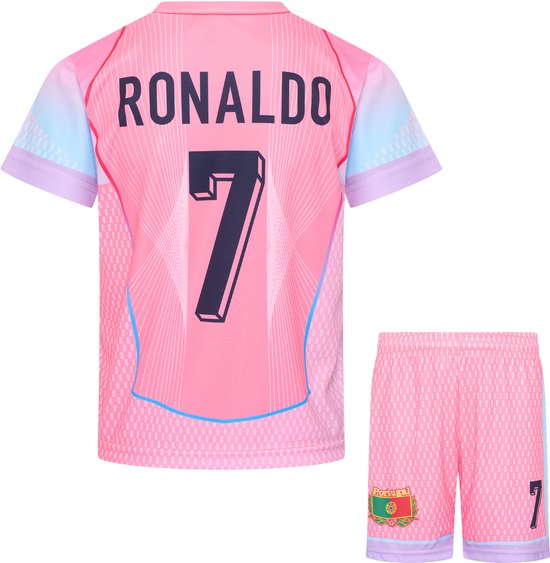 Roze voetbaltenue met shirt en broekje, RONALDO 7 op de achterkant shirt.
