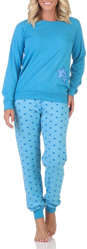 Lichtblauwe pyjamaset met lange mouwen en sterrenprint. Een ster-applicatie op de linkerborst.