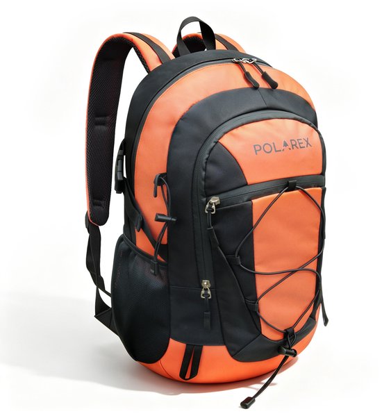 Oranje en zwarte Polarex rugzak met ritssluiting, elastische koord aan de voorkant en zijvakken. Staand op een witte ondergrond.