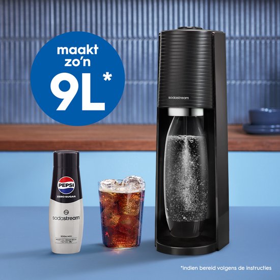 Zwarte SodaStream machine met Pepsi Zero fles en glas bruisend drankje.
