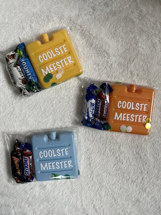 Drie 'Coolste Meester' cadeauverpakkingen: een gele met Bounty, een oranje met diverse snoepjes en een blauwe met Snickers.