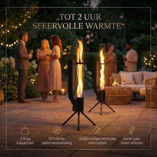 Twee zwarte pelletfakels met vlammen in glazen kokers op driepoten, op een terras met gasten.