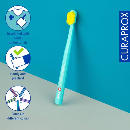 Mintgroene CURAPROX CS 3960 Super Soft tandenborstel op een blauwe achtergrond met infographics over ontwikkeling en kleuren.