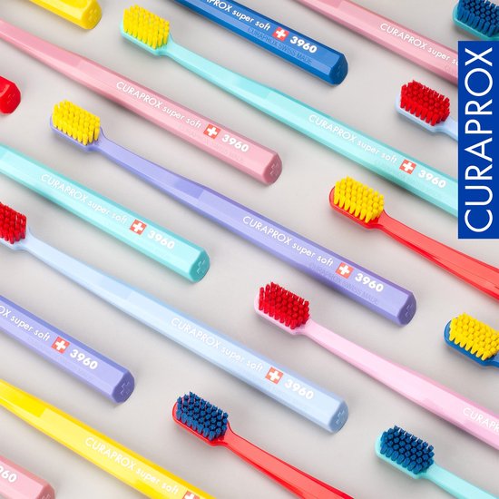 Mozaïek van CURAPROX CS 3960 Super Soft tandenborstels in verschillende kleuren zoals rood, roze, paars, mintgroen, geel en blauw.