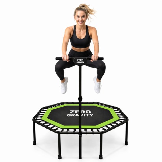 Vrouw springt op zwarte en groene Zero Gravity fitness-trampoline met handgreep.