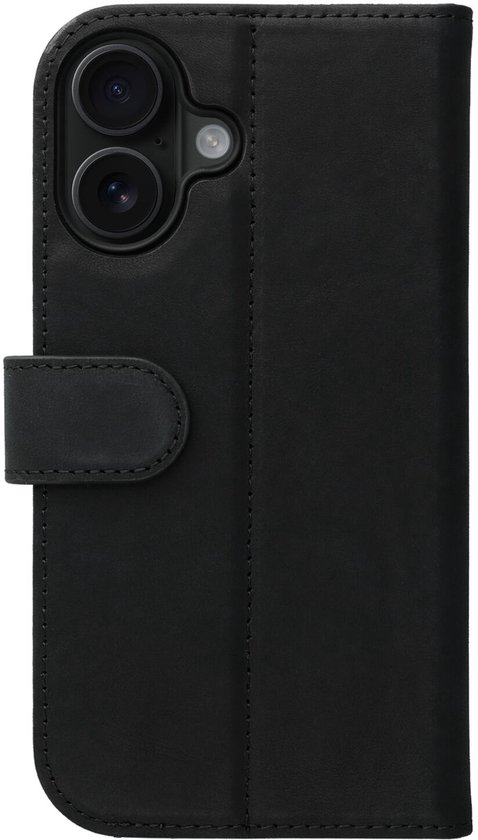 Zwarte lederen book case, gesloten, met camera-uitsparing en magnetische sluiting.