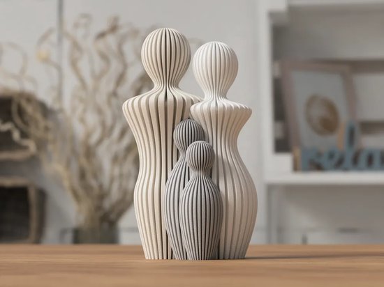 Abstracte familiegroep van houtfineer met verticale lijnen, bestaande uit twee volwassenen en twee kinderen.