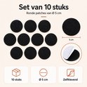 Een set van 10 ronde zwarte klittenbandjes van 5 cm doorsnee, met een zelfklevende achterkant.