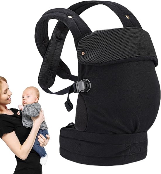 Zwarte draagzak met verstelbare banden, een baby erin, en een vrouw die de draagzak vasthoudt.