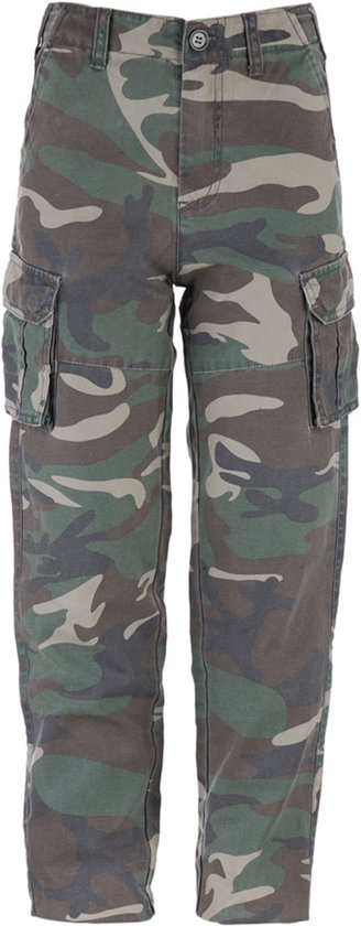 Voorkant van een camouflage cargobroek met stonewashed effect in groen, bruin en grijs.