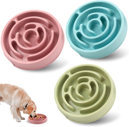Drie voerbakken voor huisdieren in spiraalvorm, in het roze, blauw en groen, met een hond die uit de roze eet.