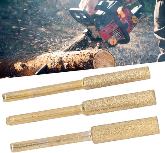 Drie gouden slijpstiften met ruwe textuur, onder een actiebeeld van een kettingzaag die hout zaagt.