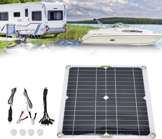 Zwart zonnepaneel met wit frame, vier oogjes en een set kabels. Achtergrond toont camper en boot.