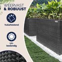 Zwarte polyrattan plantenbak met geweven textuur, met 'weervast & robuust' en 'vuilafstotend' iconen.
