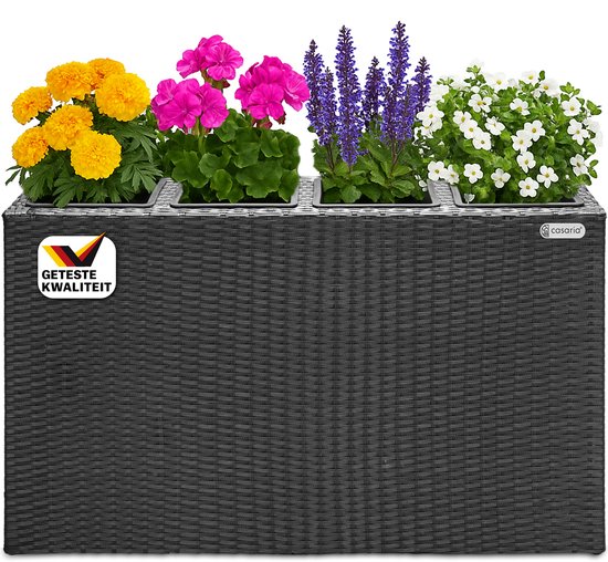 Zwarte polyrattan plantenbak, 95x27x60cm, met vier bloeiende planten en een 'geteste kwaliteit' sticker.
