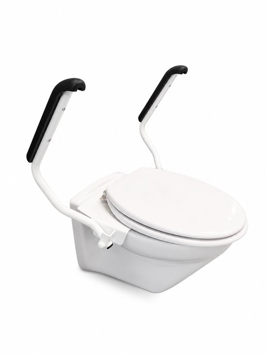 Witte toiletpot met twee witte opklapbare steunarmen met zwarte handvatten, zijaanzicht.
