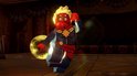 LEGO Captain Marvel met rood, blauw en goud kostuum, met vlammende blonde haren.