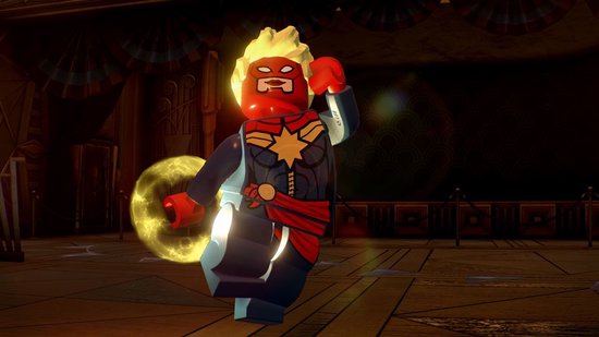 LEGO Captain Marvel met rood, blauw en goud kostuum, met vlammende blonde haren.