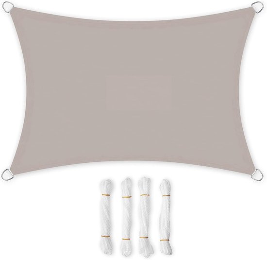 Une voile d'ombrage rectangulaire de couleur taupe avec quatre œillets aux coins et quatre cordes blanches.