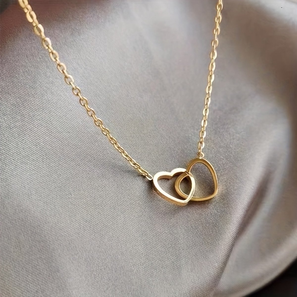 Sjika - Gouden Hartjes Ketting Dames – Dubbel Hart Hanger – Minimalistische Ketting – Gold Plated – Cadeau voor Haar