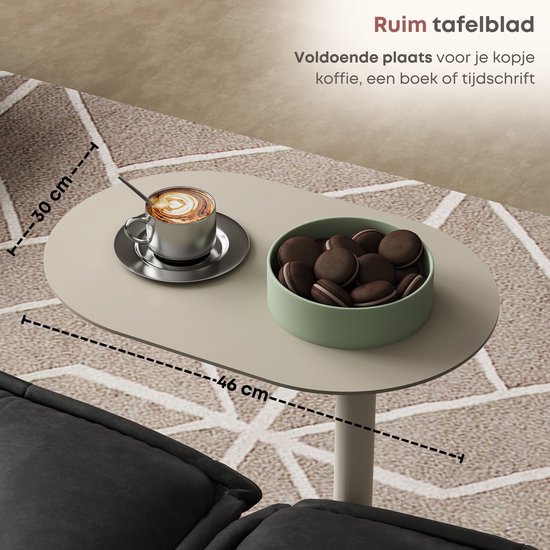 Een taupe bijzettafel met een kop koffie, een lepel en een schaal met koekjes erop. Afmetingen 46x30 cm.