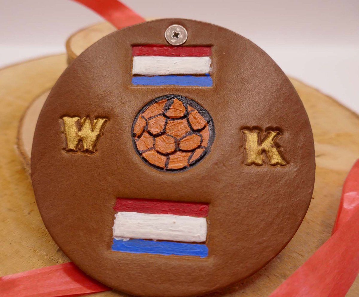 Leren medaille Nederlandse vlag WK met voetbal - WK 2026 medaille voetbal fan - handgemaakte lederen medaille speciaal voor WK 2026 - voetbal fan uniek item voor de wedstrijden - oranje voetbal fan lederen winnende medaille