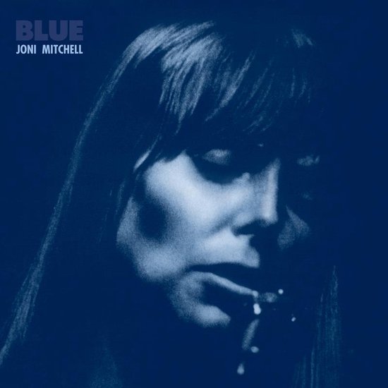 Albumhoes van Joni Mitchells 'Blue' met een close-up van haar gezicht in blauw-tinten.