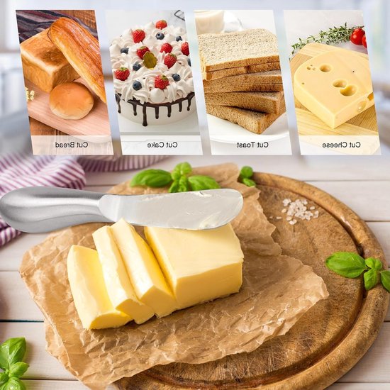 Een zilverkleurig botermesje met boter op een stapel brood, naast een blok gesneden boter.
