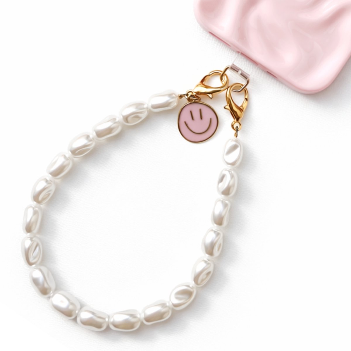 Korte Parel Telefoonkoord met Roze Smiley (30 cm) – Luxe Polskoord met Gouden Sluiting – Past op Elk Hoesje – Inclusief Lanyard Pad