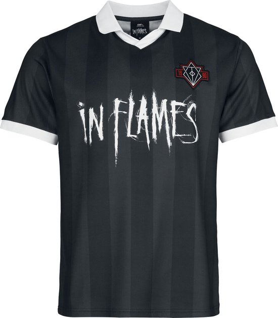 Donkergrijs voetbalshirt met verticale witte strepen, witte kraag en manchetten. De tekst 'IN FLAMES' staat groot op de voorkant.