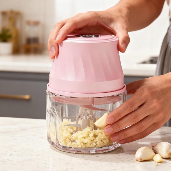 Mini Keukenmachine - Hakmolen - Snel Ingrediënten Snijden - Draadloos en USB-oplaadbaar - 350ml - roze van MINI — afbeelding 3
